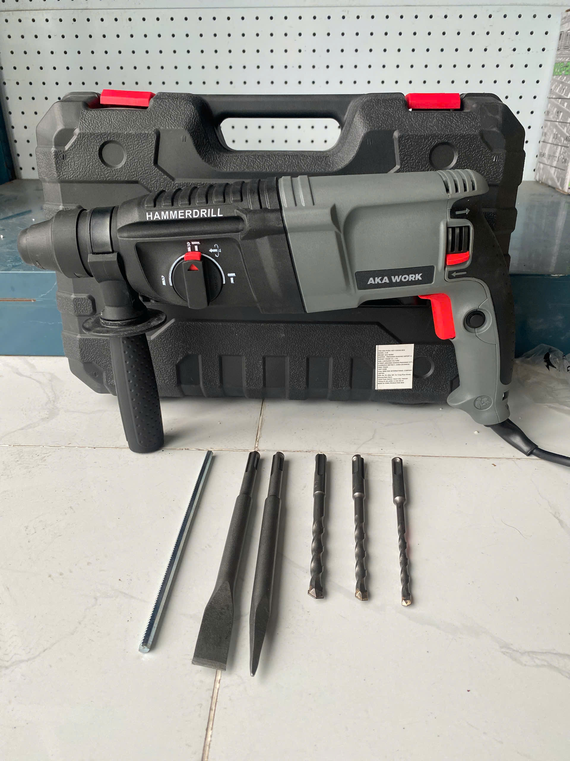 z7060902152604_10e5039b58f8a8c06132f5c62176ee30 Máy khoan đục AKA WORK 2-26